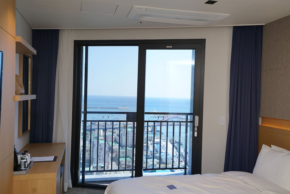 Standard Double Room (Half Ocean View) photo 3