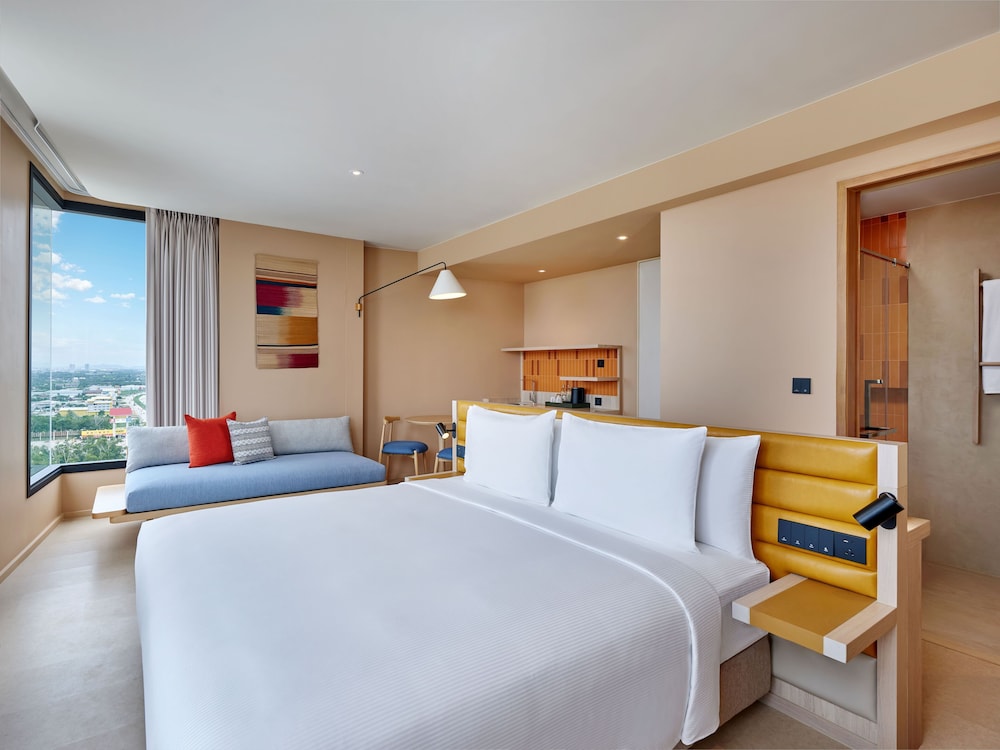 Basic Room, 1 King Bed, Corner - Photo 3