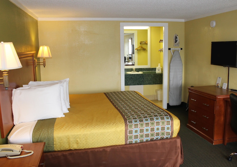 Room, 1 King Bed, Smoking - Photo 5