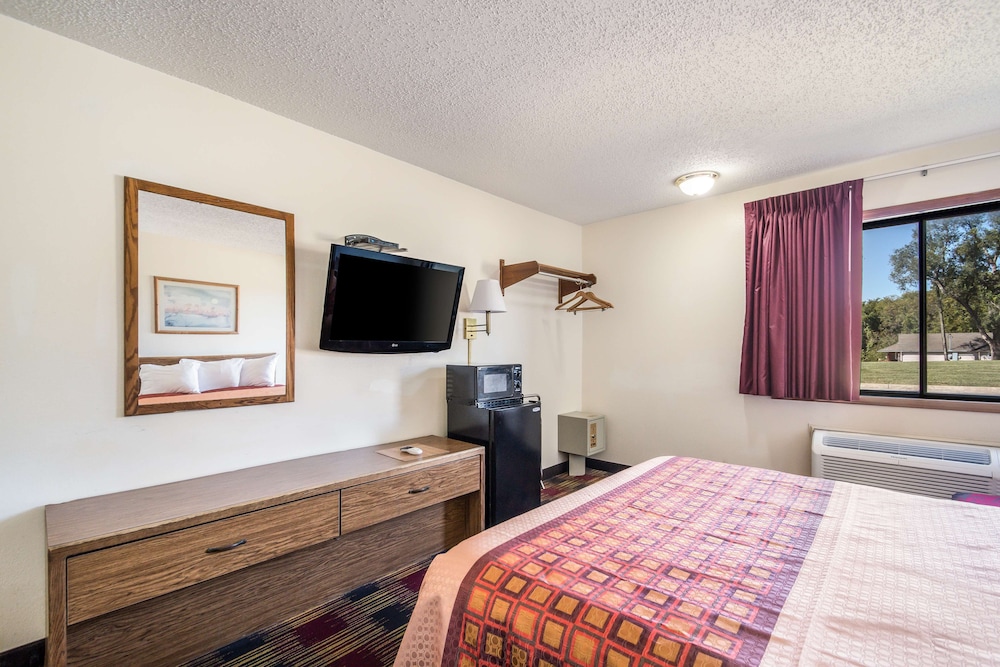 Room, 1 Queen Bed, Non Smoking - Photo 7