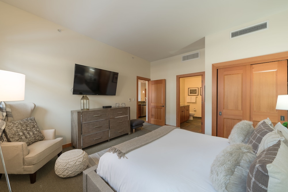 Luxury Condo, 3 Bedrooms photo 3