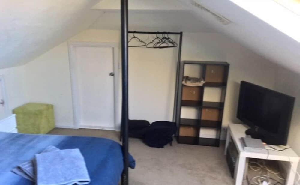 Upstairs Attic Queen Room photo 2