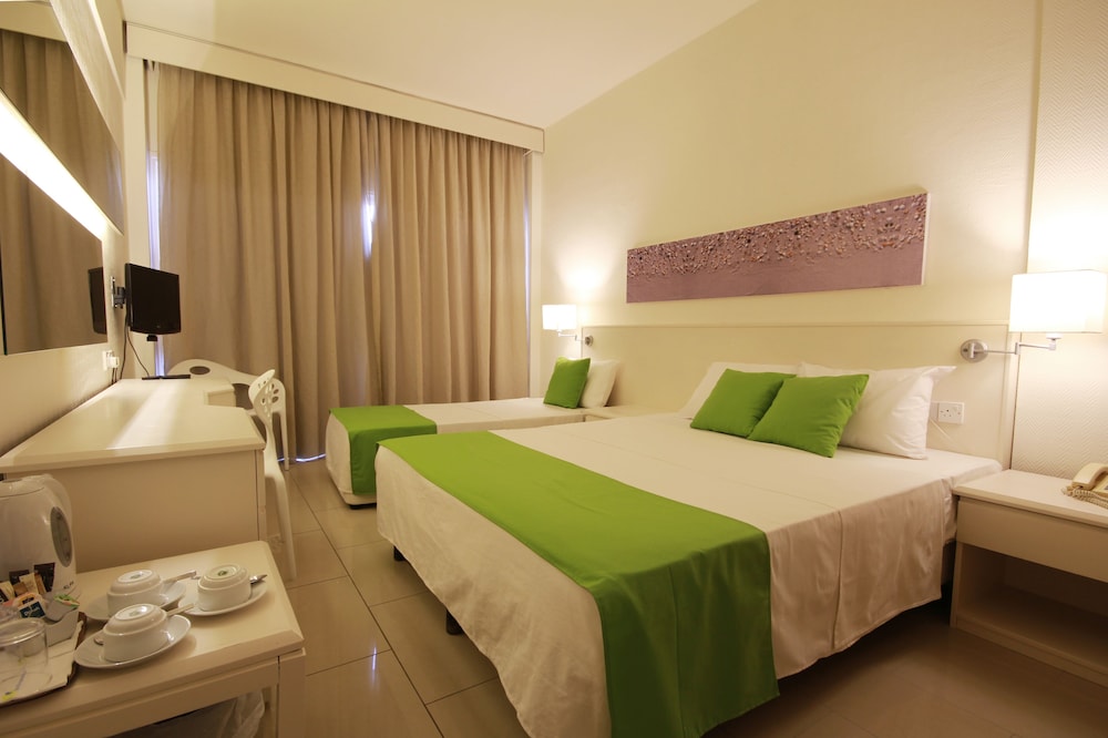 Triple Room, View photo 1