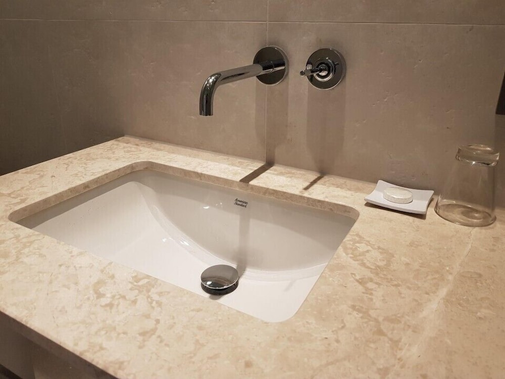 Deluxe Room - Photo 12