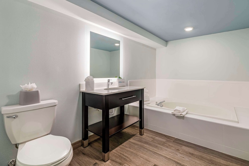 Suite, 2 Queen Beds, Non Smoking (Upgrade) - Photo 2