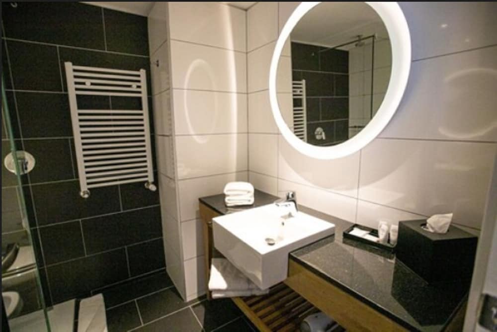 Room, 2 Double Beds, City View thumbnail 5