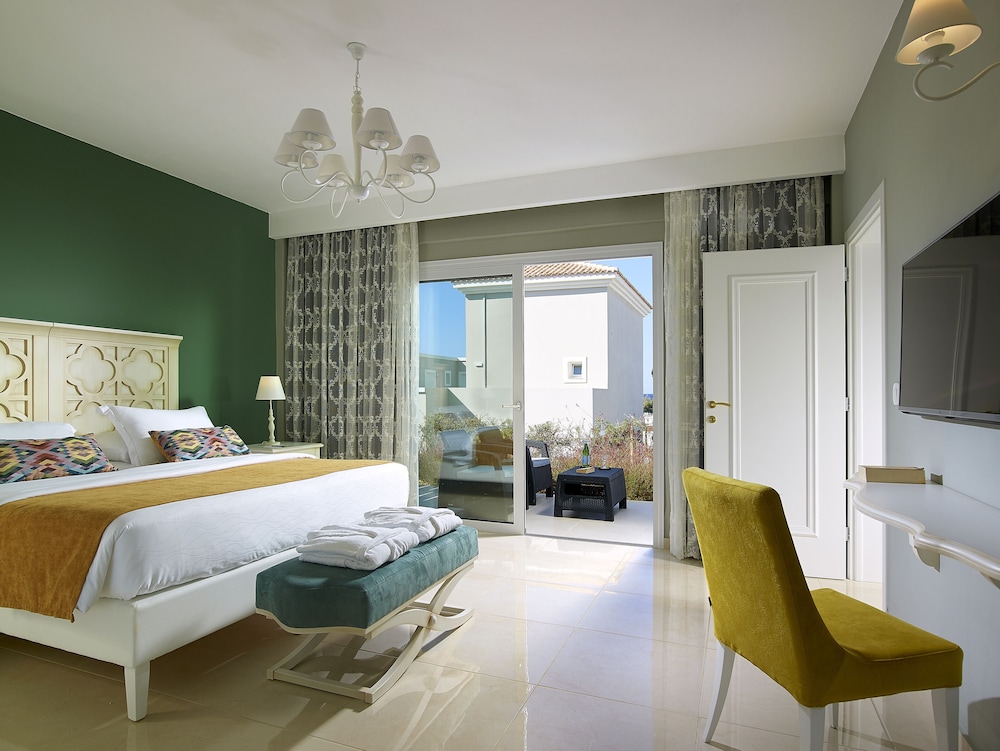 Grand Family Suite 2 Bedrooms Sharing Pool