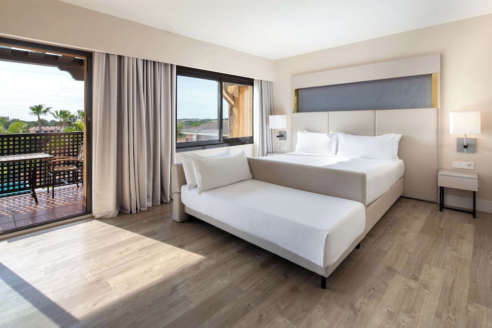Deluxe Room, 1 King Bed thumbnail 5
