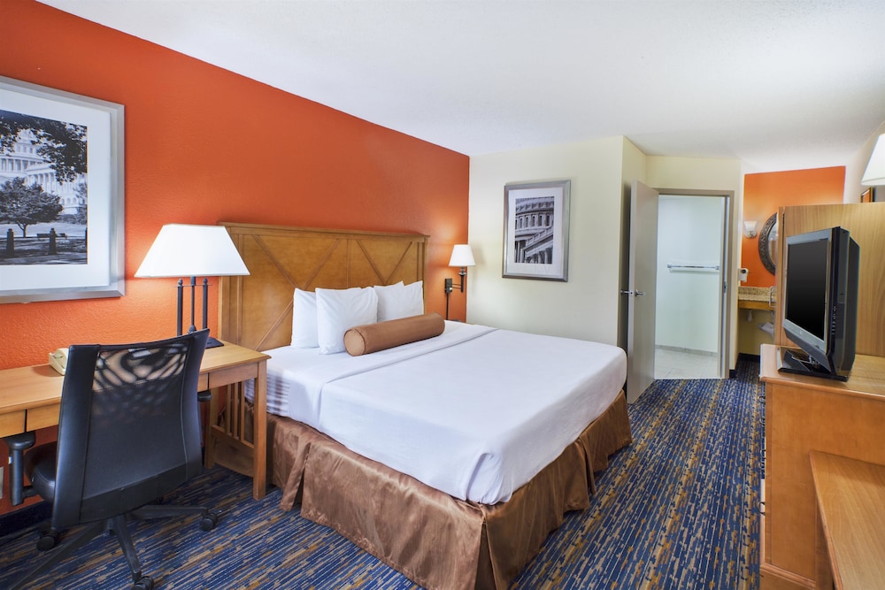 Standard Room, 1 King Bed, Accessible, Non Smoking - Photo 2
