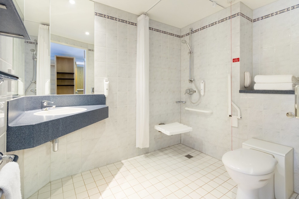 Standard Room, 1 Double Bed, Accessible (Free Hot Breakfast) - Photo 2