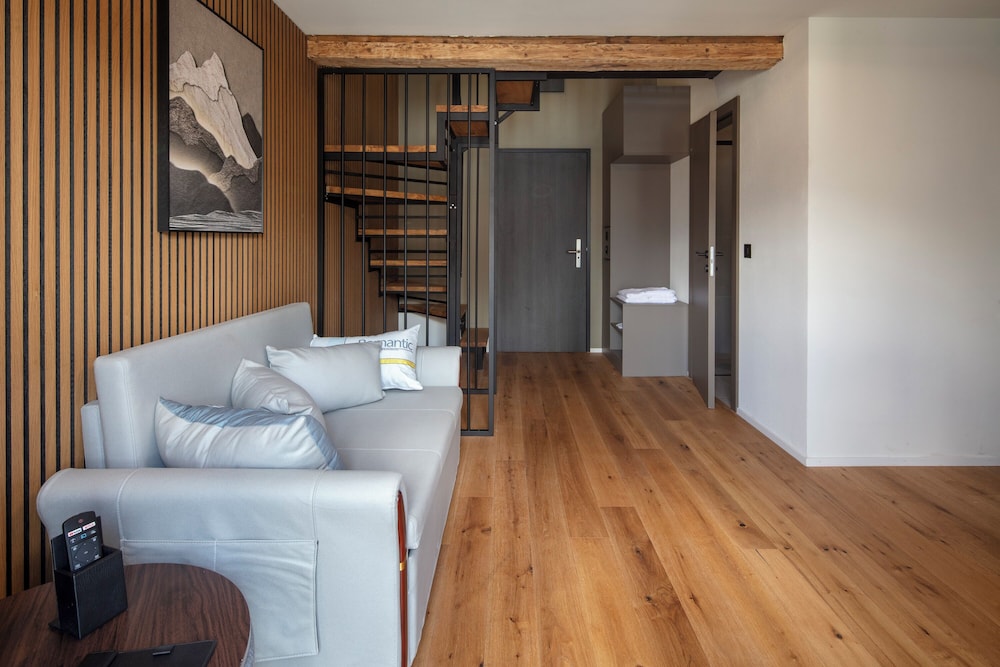 Gallery Studio, Balcony