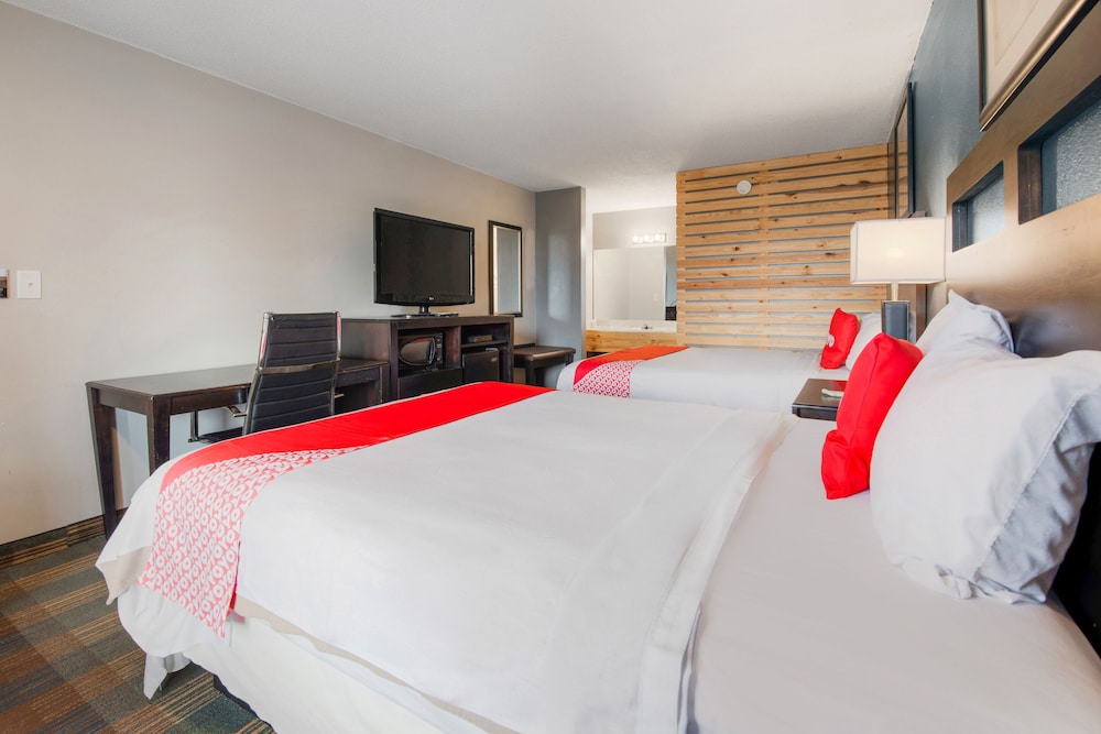 Room, 2 Queen Beds, Smoking - Photo 3