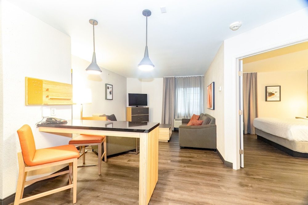Suite, 1 Bedroom - Photo 2