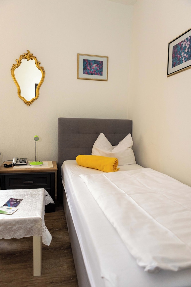Basic Single Room, 1 Bedroom, Corner photo 3