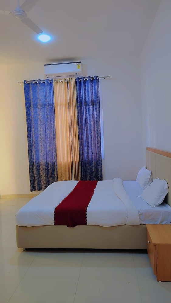 Basic Single Room, 1 King Bed photo 1