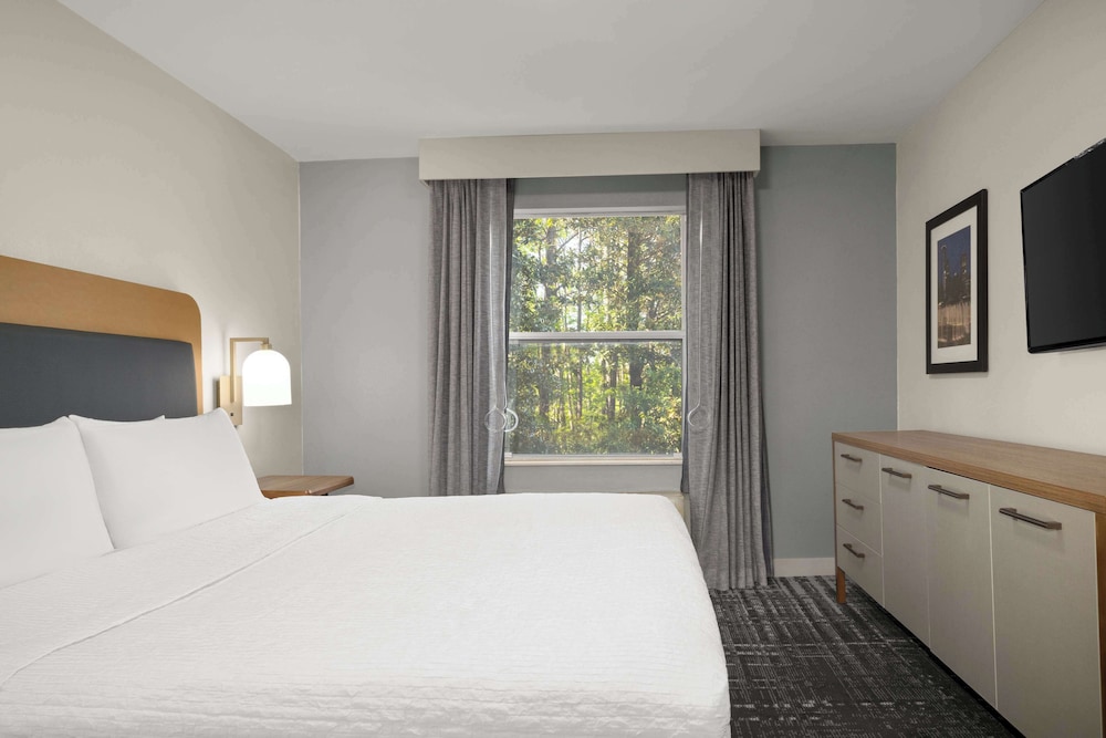 Suite, Accessible, Bathtub (1 Kingbed and 2 Doublebeds) photo 3