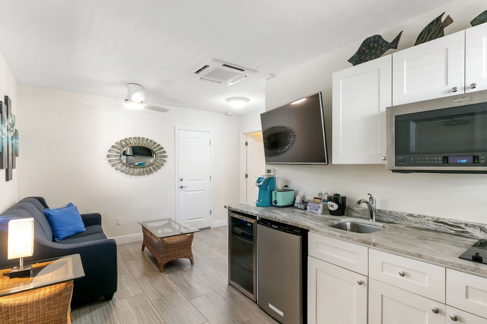Luxury Suite, 1 Bedroom, Pool Access photo 3