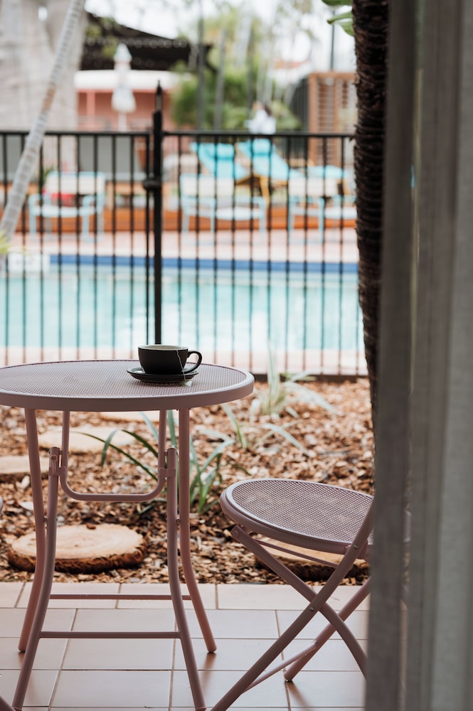 Deluxe Poolside - Eco Green Stay