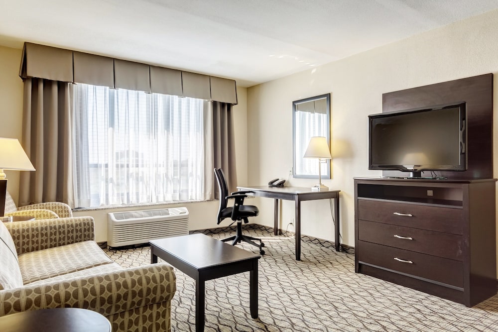 Suite, 1 King Bed - Photo 2