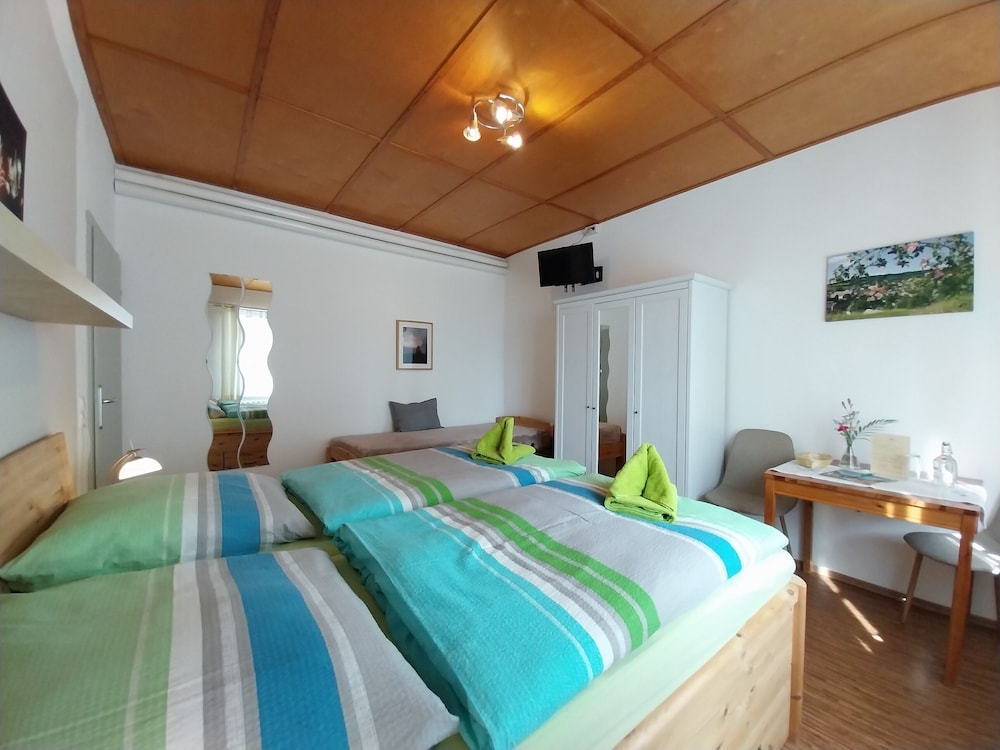 Basic Triple Room, Non Smoking photo 1
