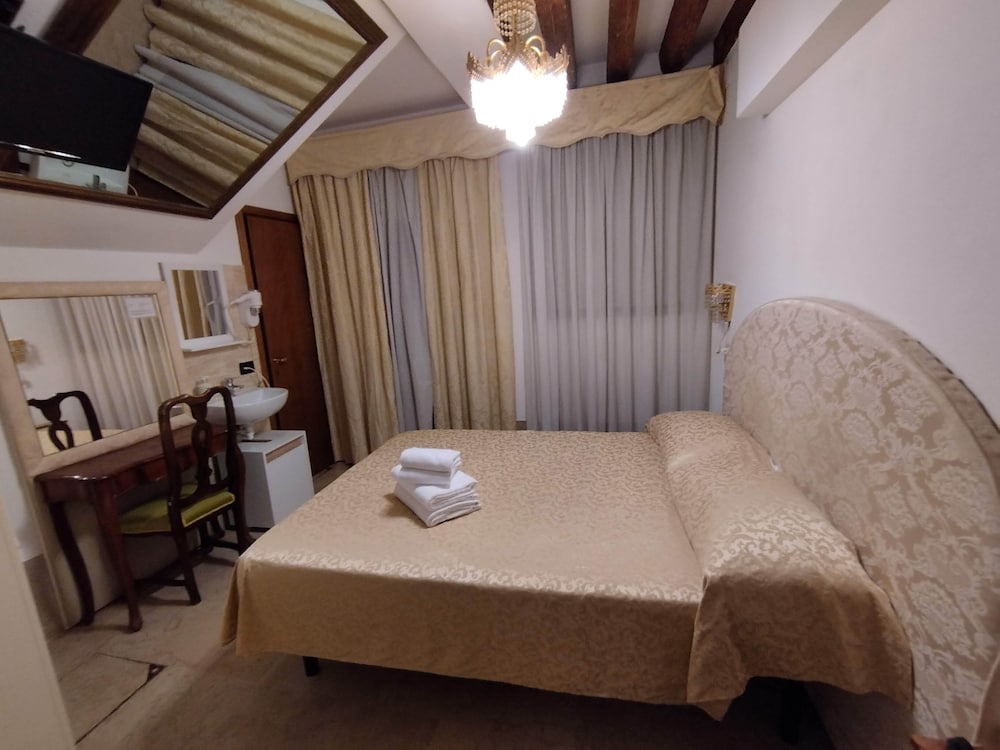 Basic Room, 1 Large Twin Bed, Ensuite, Ground Floor photo 1