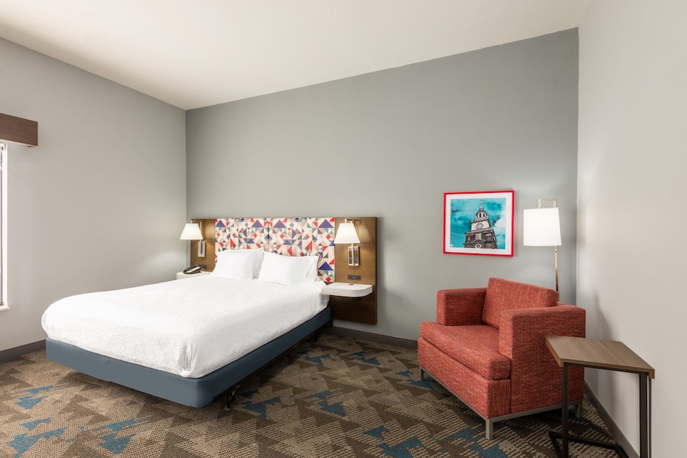 Room, 1 King Bed, Non Smoking - Photo 6