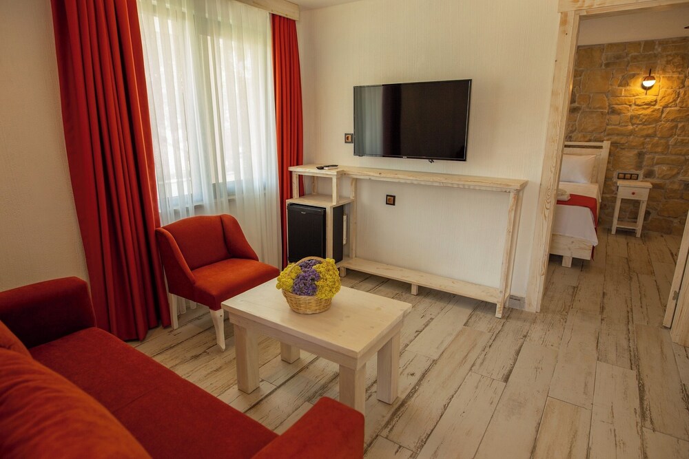 Deluxe Suite, Partial Sea View photo 1