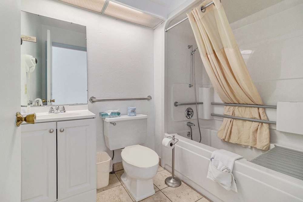Economy Room, 1 Queen Bed, Accessible, Ground Floor photo 2