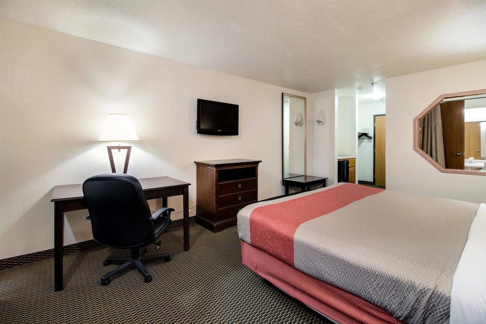 Deluxe Room, 1 King Bed, Non Smoking, Refrigerator & Microwave photo 3