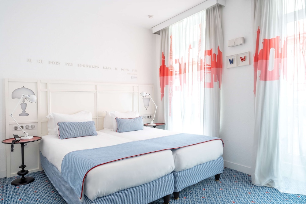 Superior Room with Twin Beds, includes soft minibar, courtesy tray, digital press photo 3