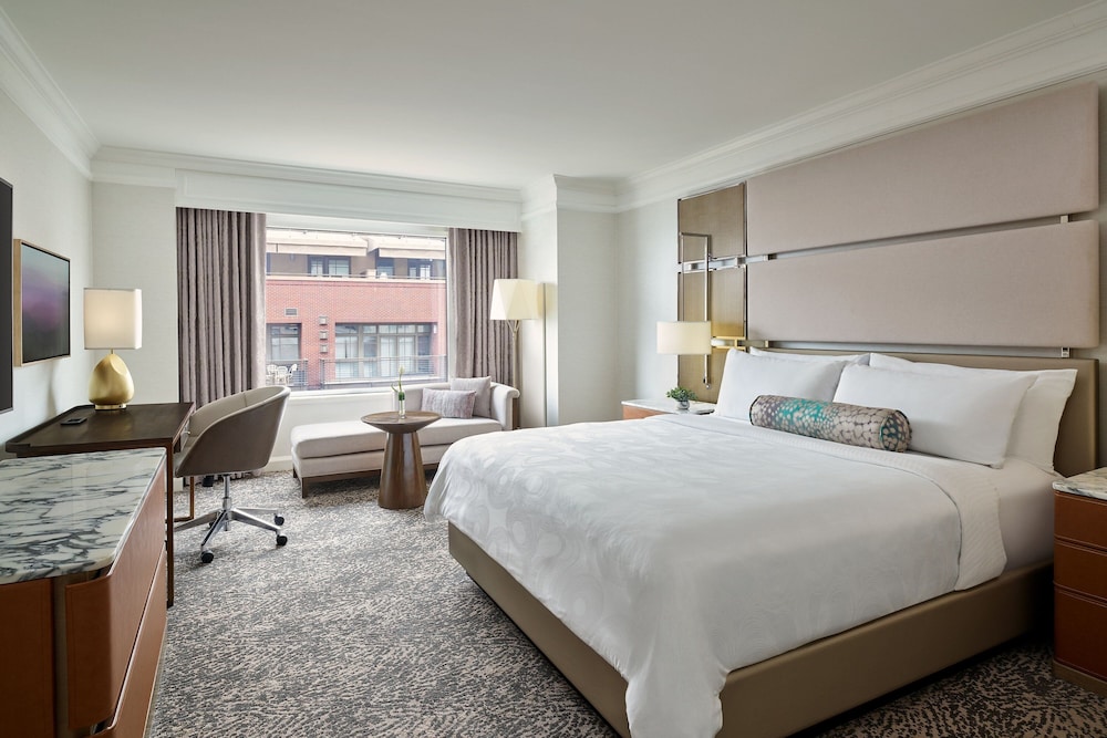 Deluxe Room, 1 King Bed, Courtyard View (Mobility Accessible, Roll-In Shower) - Photo 5