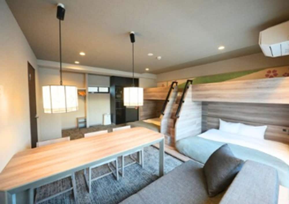 Superior 5 Beds thumbnail 6