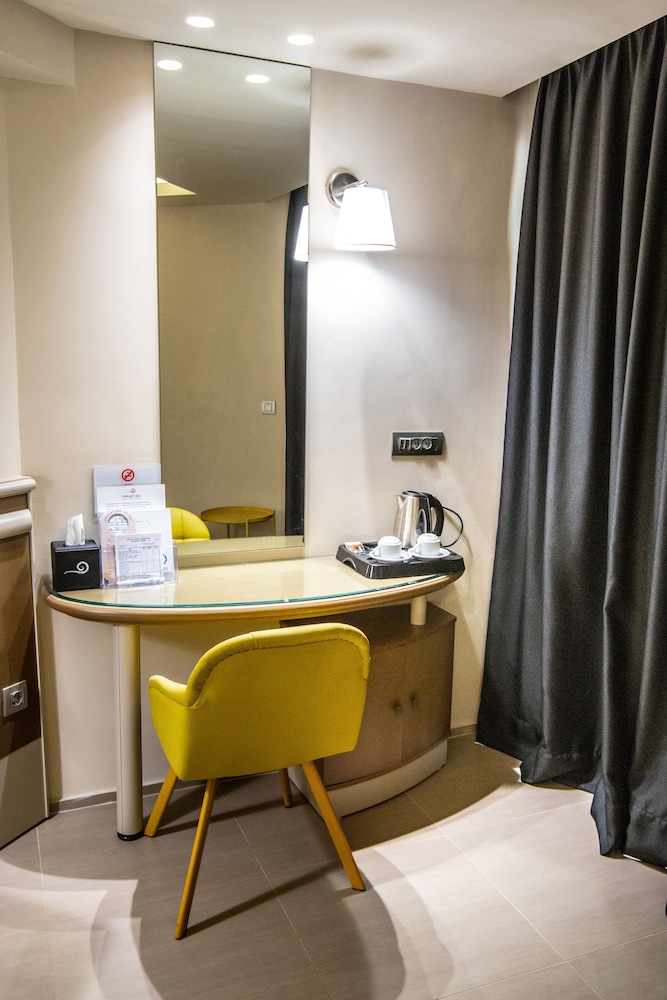 Superior Double or Twin Room, Partial Sea View thumbnail 5