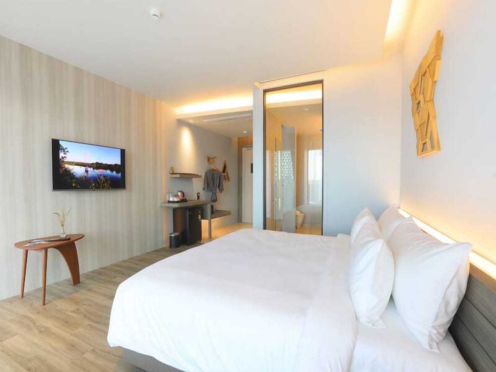 Junior Double Room, 1 King Bed, Non Smoking, Pool View photo 1