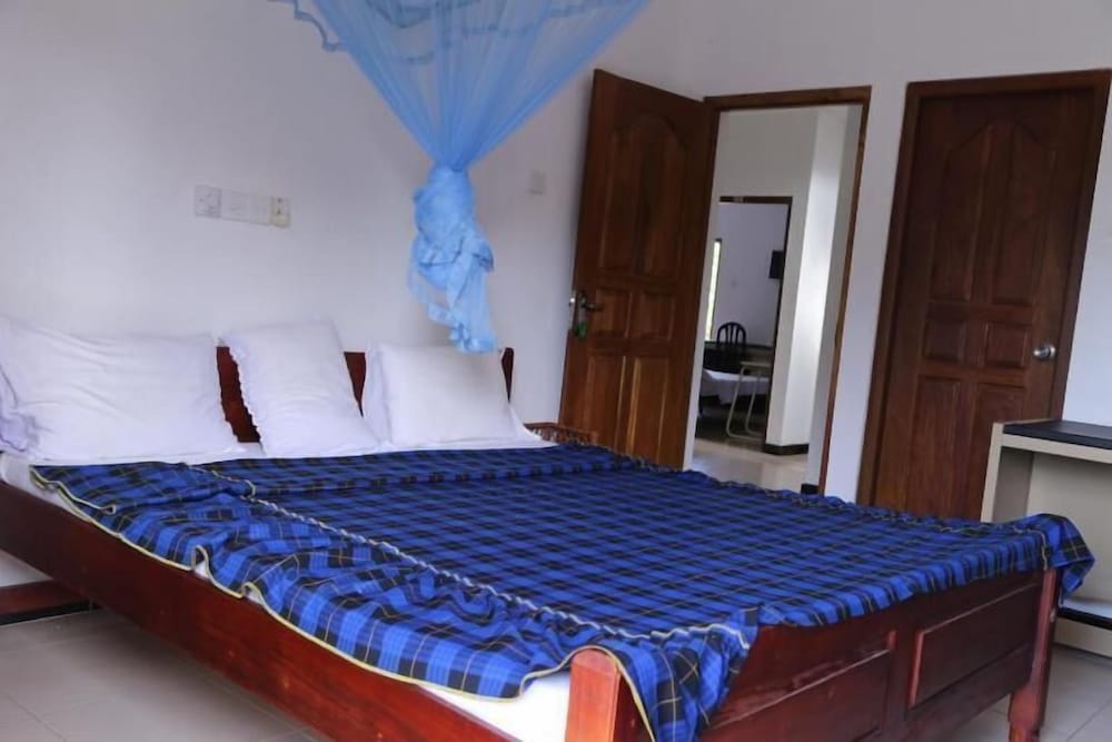 Economy Triple Room photo 2