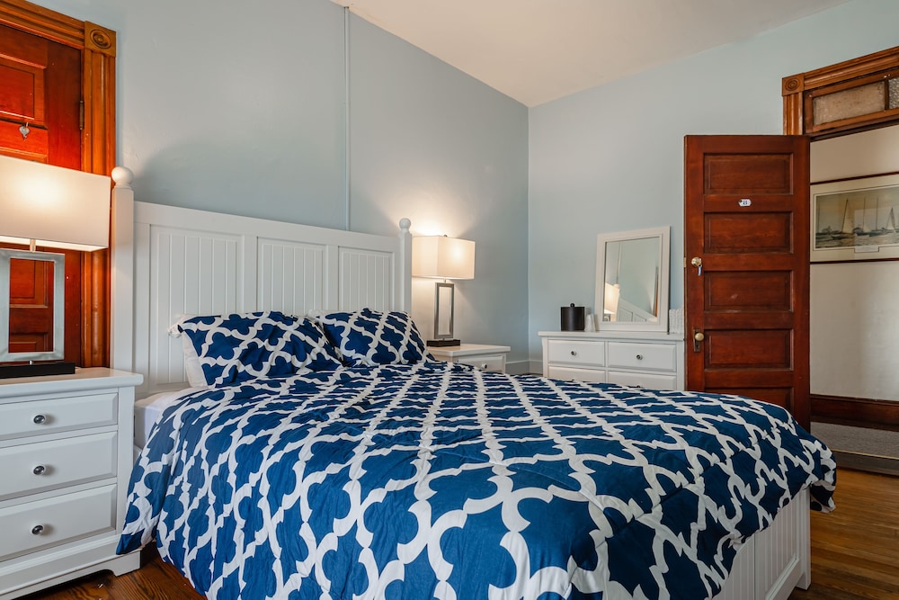 Room, 1 Queen Bed, Shared Bathroom (#8 Main Building) photo 2