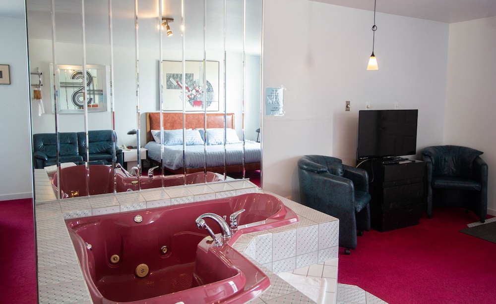 Honeymoon Studio, 1 King Bed, Hot Tub photo 1
