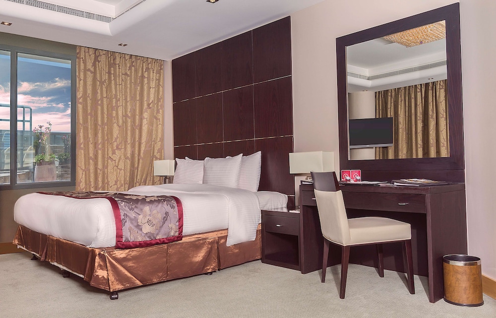 Standard Room, 1 King Bed, Non Smoking (View) - Photo 9
