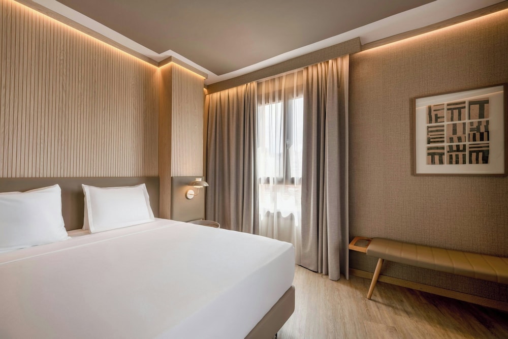Standard Room, 1 King Bed photo 3