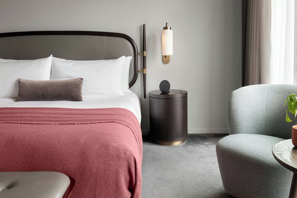 Superior Room, 1 King Bed photo 3