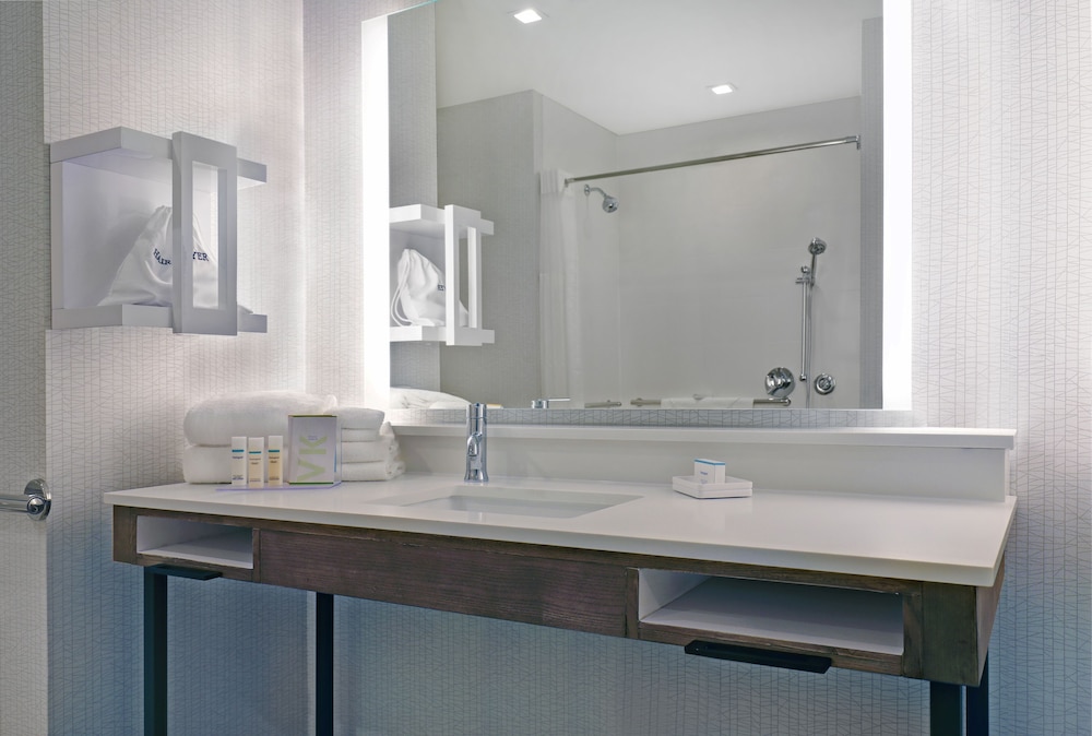Room, 1 King Bed, Accessible (Roll-In Shower, Mobility & Hearing) - Photo 6