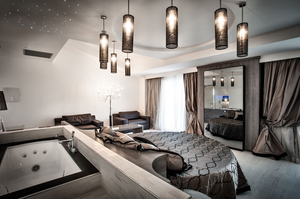 Design Suite, 1 Queen Bed, Partial Sea View photo 1