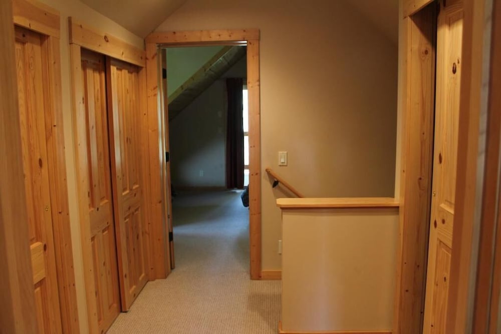 Family Cabin, 2 Bedrooms, Hot Tub, River View photo 3