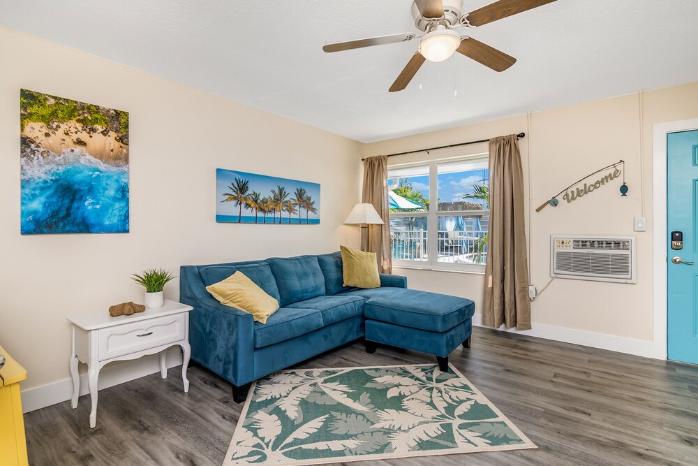 Grand Suite, 1 King Bed with Sofa bed, Pool View, Poolside photo 2