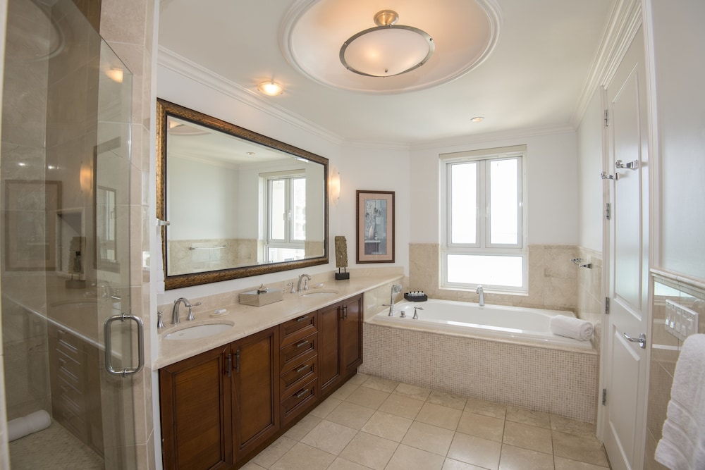 Junior Suite, 1 King Bed, Oceanfront - Photo 3