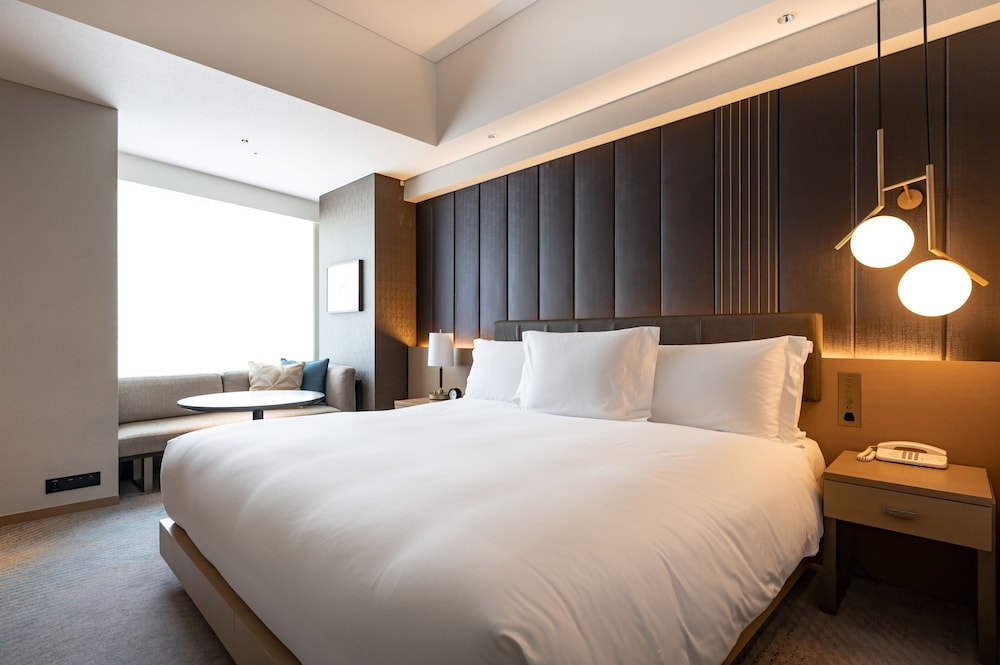 Premium Room, 1 King Bed, Club Lounge Access (Luxury Bath, View)