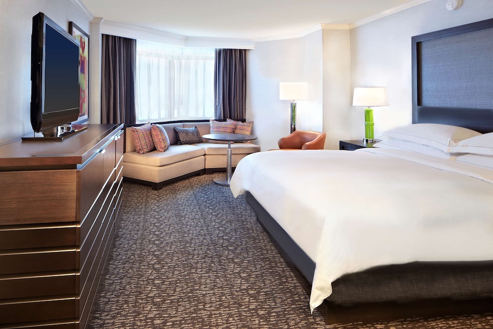 Superior Room, 1 King Bed, Accessible, Bathtub (Hearing & Mobility) photo 3