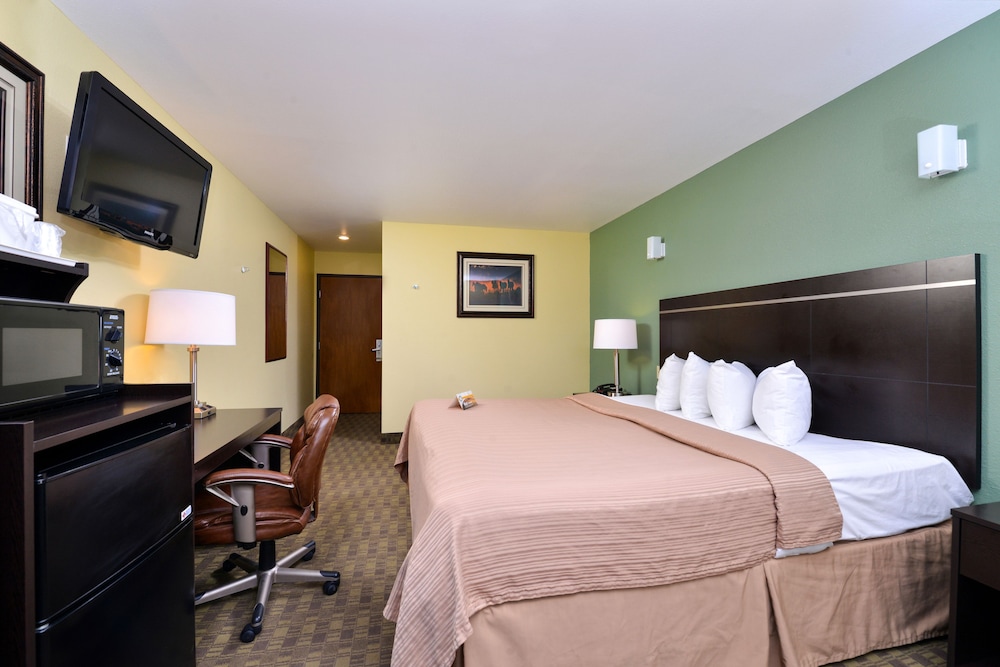 Standard Room, 1 Queen Bed, Non Smoking - Photo 4