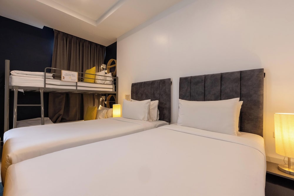 Economy Quadruple Room - Photo 22