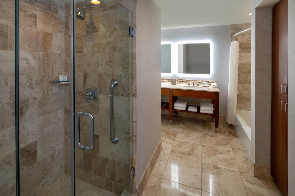 Suite, 2 Bedrooms - Photo 10